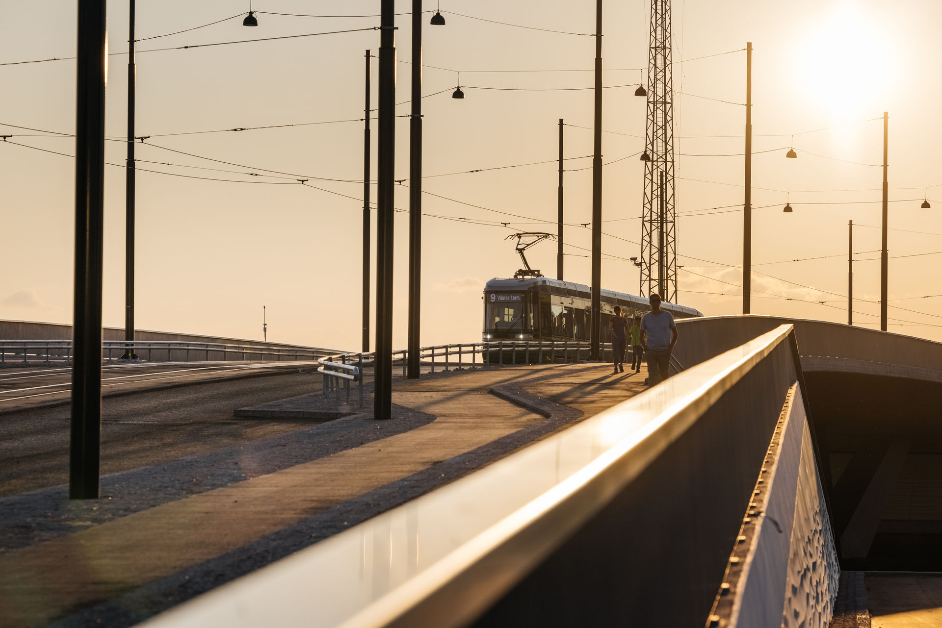 Työmies ratatyön parissa.